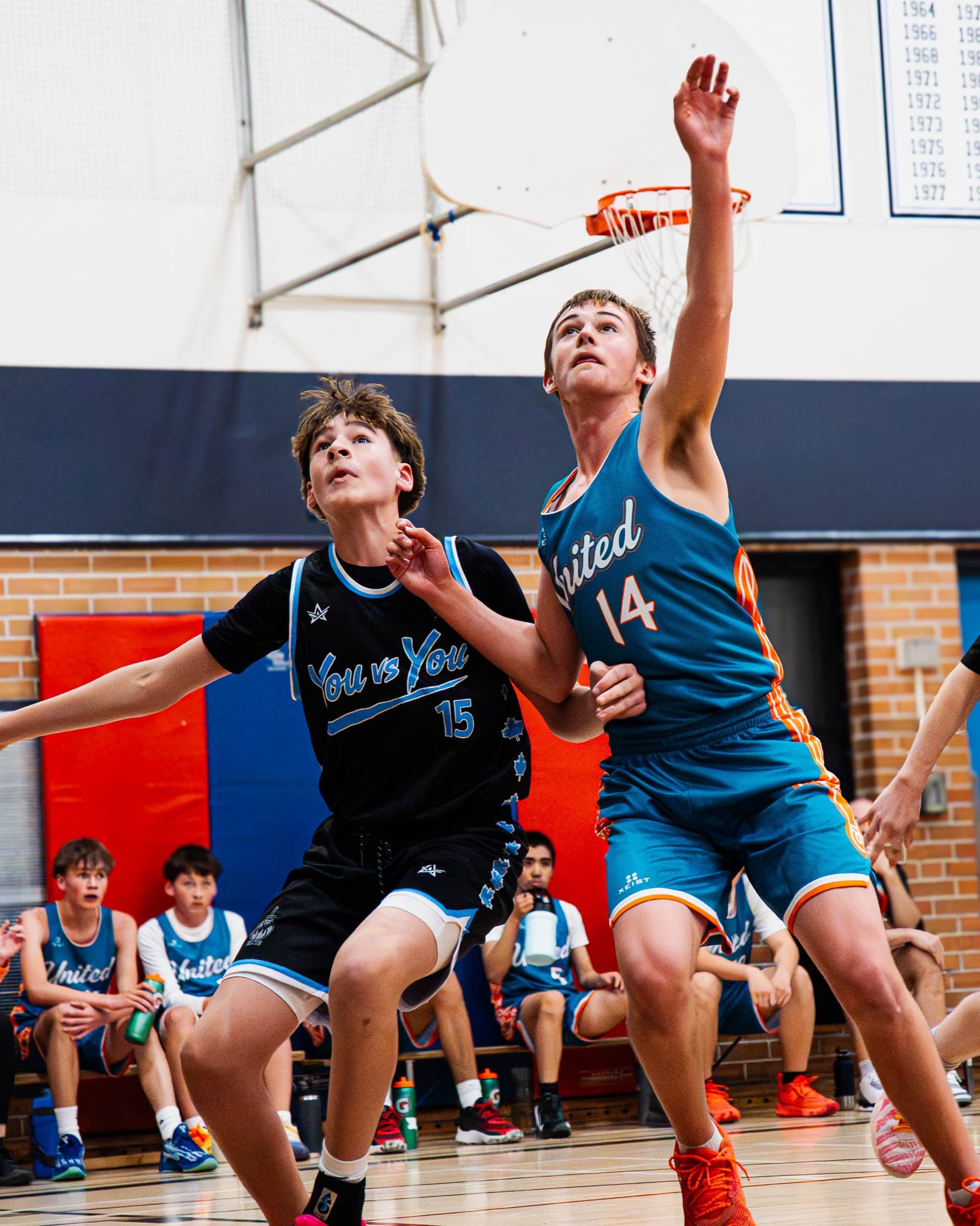 A contested layup at the rim during a Synergy Leagues game